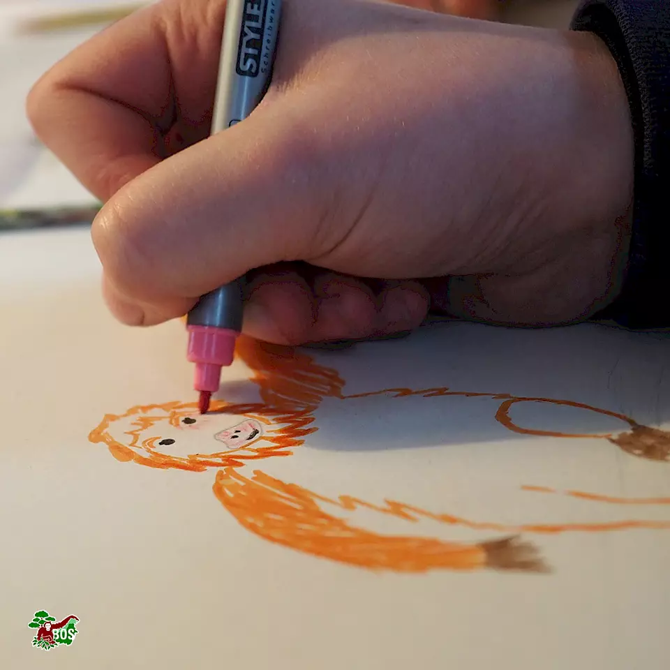 "Kinderhand malt Orang-Utan" - Symbolisiert die Bildungsprojekte von BOS Schweiz.